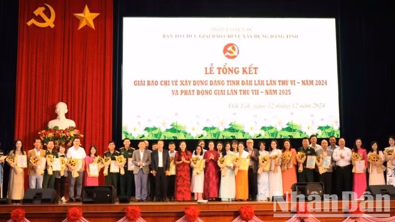 Ban Tổ chức và Ban Giám khảo chụp hình cùng các tác giả có tác phẩm đoạt giải. Ban Tổ chức và Ban Giám khảo chụp hình cùng các tác giả có tác phẩm đoạt giải.