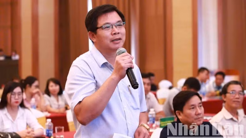 Nhà báo Nguyễn Công Lý, Trưởng Văn phòng Đại diện Báo Nhân Dân tại Đắk Lắk nêu câu hỏi tại buổi họp báo.