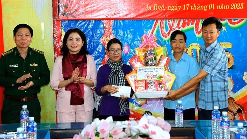 Đoàn đại biểu Quốc hội tỉnh Đắk Lắk trao tặng quà Tết cho lãnh đạo Đảng ủy và Ủy ban nhân dân xã biên giới xã Ia Rvê, huyện Ea Súp.