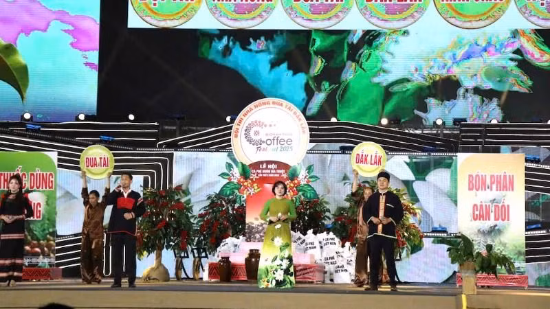 Phần thi Nhà nông xin chào đầy ấn tượng của đội Đắk Lắk.