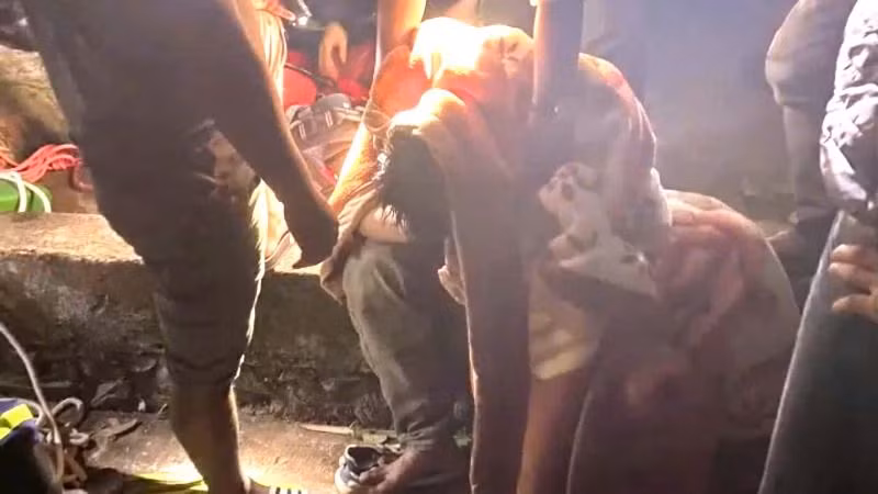 Anh Đ.H.B khi được đưa lên khỏi giếng.