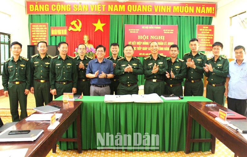 Đại diện lãnh đạo Bộ Chỉ huy Bộ đội Biên phòng hai tỉnh Đắk Lắk và Đắk Nông ký kết hiệp đồng bảo vệ biên giới tiếp giáp.