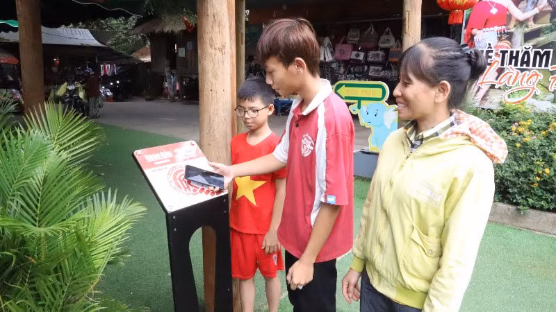 Các bạn trẻ rất thích thú khi trải nghiệm Dự án "Yêu lắm Việt Nam" bằng công nghệ không dây.