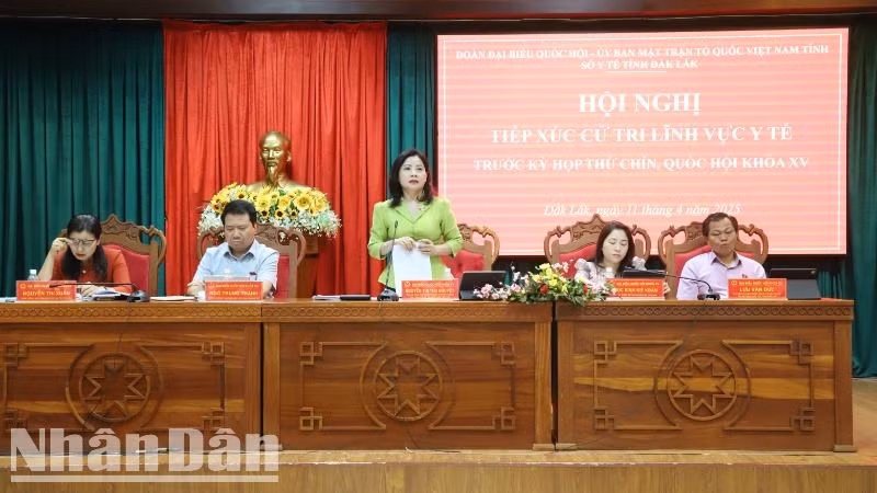 Đồng chí Nguyễn Thị Thu Nguyệt, Phó Trưởng đoàn phụ trách Đoàn đại biểu Quốc hội tỉnh Đắk Lắk phát biểu tại buổi tiếp xúc cử tri.