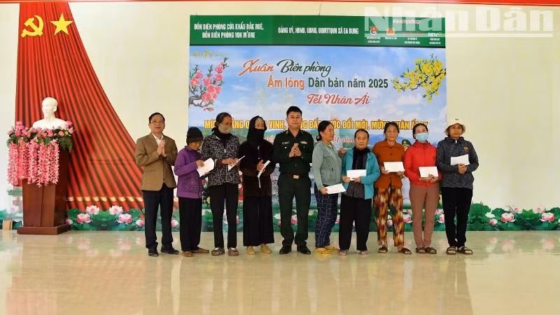 Đại diện Đồn Biên phòng Cửa khẩu Đắk Ruê và địa phương tặng quà người dân có hoàn cảnh khó khăn.