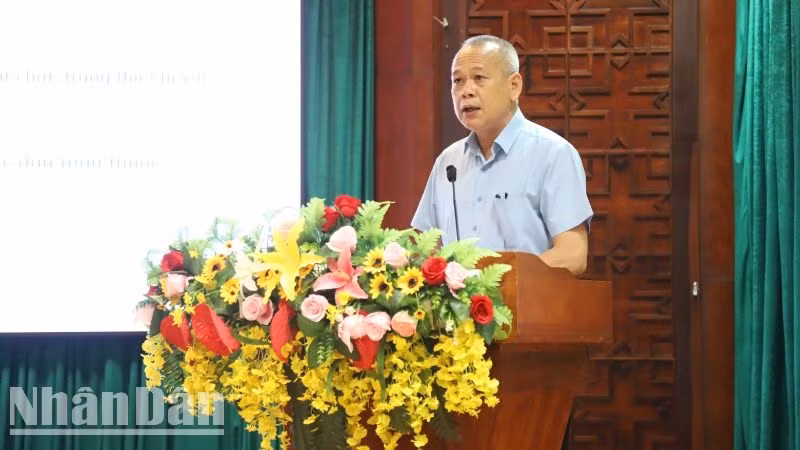 Giám đốc Sở Y tế tỉnh Đắk Lắk Nay Phi La báo cáo tổng hợp ý kiến, kiến nghị của các bệnh viện, cơ sở y tế trong tỉnh với Đoàn đại biểu Quốc hội tỉnh.