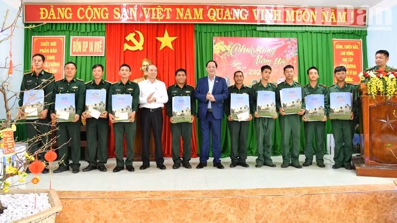 Phó Chủ tịch Quốc hội Trần Quang Phương tặng quà cho cán bộ chiến sĩ Đồn Biên phòng Ia Rvê.