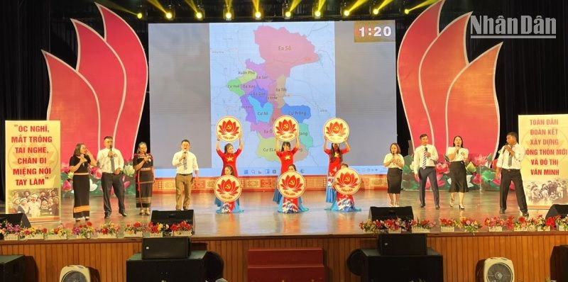 Phần thi chào hỏi của huyện Ea Kar.