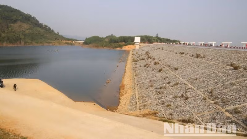 Đập đất số 1 Hồ chứa nước Krông Pách Thượng.