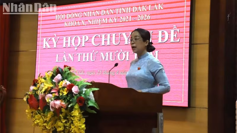 Phó Bí thư Thường trực Tỉnh ủy, Chủ tịch Hội đồng nhân dân tỉnh Đắk Lắk khóa X Huỳnh Thị Chiến Hòa trình bày tờ trình về việc đề nghị miễn nhiệm Chủ tịch Ủy ban nhân dân tỉnh Đắk Lắk khóa X, nhiệm kỳ 2021-2026, đối với ông Phạm Ngọc Nghị. 