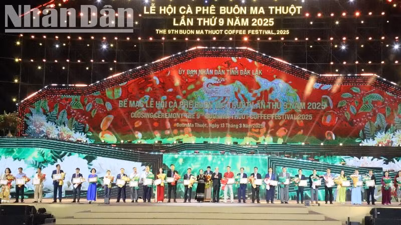 Lãnh đạo tỉnh Đắk Lắk tặng Bằng khen của Ủy ban nhân dân tỉnh cho các tập thể, cá nhân có thành tích xuất sắc trong lễ hội.