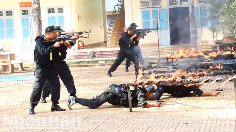 Lực lượng cảnh sát cơ động, Công an tỉnh Đắk Lắk trong giờ huấn luyện tấn công trấn áp tội phạm.