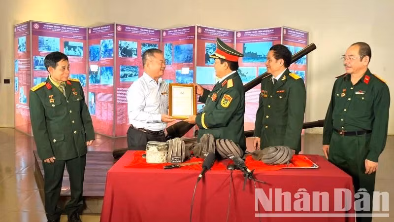 Giám đốc Bảo tàng Đắk Lắk Đinh Một gửi thư cảm ơn của Bảo tàng cho Trung tướng Đoàn Sinh Hưởng.