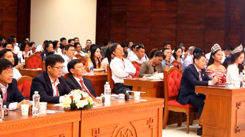 Các đại biểu dự buổi họp báo.