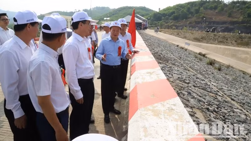 Bộ trưởng Nông nghiệp và Môi trường Đỗ Đức Duy và Bí thư Tỉnh ủy Đắk Lắk Nguyễn Đình Trung kiểm tra công trình trước lễ khánh thành. 