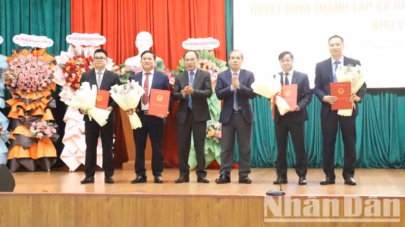 Lãnh đạo Ngân hàng Nhà nước trao quyết định bổ nhiệm và hoa chúc mừng các Phó Giám đốc Ngân hàng Nhà nước Khu vực 11.