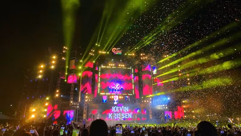 Lễ hội Ánh sáng biến bầu trời đêm thành phố Buôn Ma Thuột chìm ánh sáng của sắc màu.