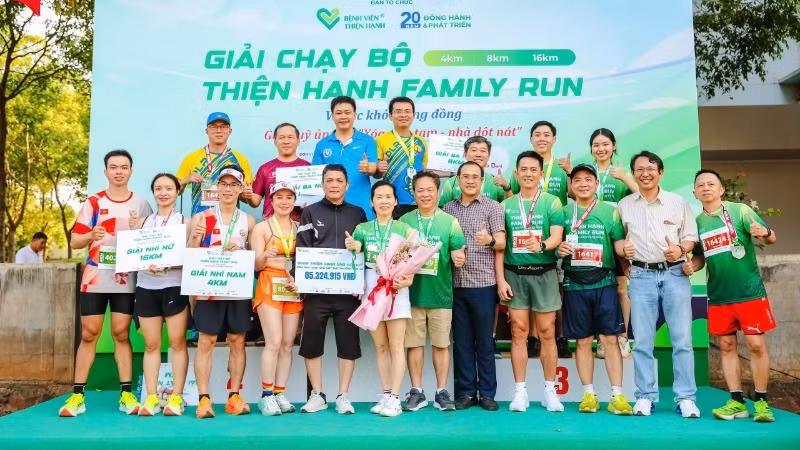 Ban tổ chức Giải chạy “Thiện Hạnh Family Run” ủng hộ số tiền gây quỹ cho phường Tân An, thành phố Buôn Ma Thuột để chung tay xóa nhà tạm, nhà dột nát cho hộ nghèo.