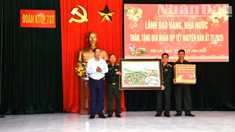 Phó Chủ tịch Quốc hội Trần Quang Phương tặng quà cho Đoàn Kinh tế Quốc phòng 737 (Quân khu 5).