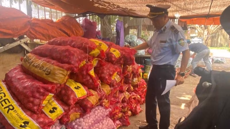 Lực lượng quản lý thị trường tỉnh Đắk Lắk phát hiện gần 1.000 kg hành, tỏi tại một địa điểm kinh doanh tại phường Thiện An, thị xã Buôn Hồ, tỉnh Đắk Lắk không rõ nguồn gốc, xuất xứ. (Ảnh: Quản lý thị trường tỉnh Đắk Lắk )