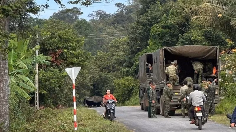 Cán bộ, chiến sĩ các đơn vị quân đội tham gia tìm kiếm chiếc máy bay Yak-130 bị rơi.