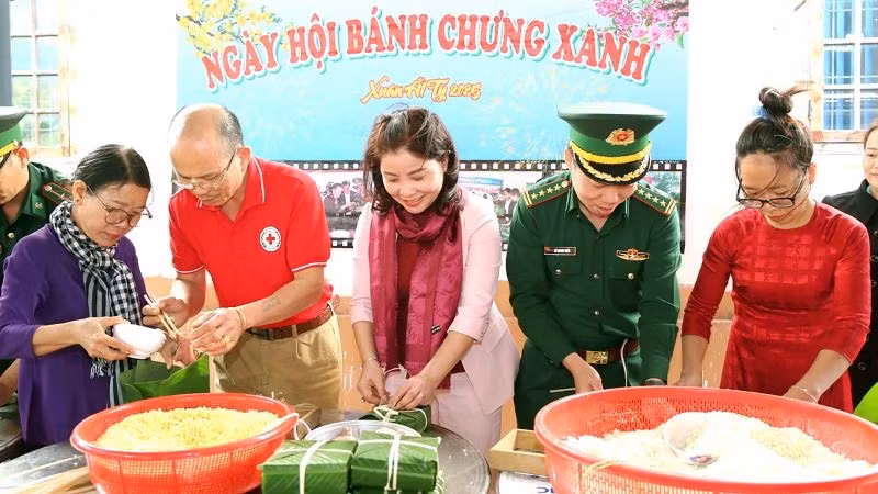 Các đại biểu trong đoàn công tác gói bánh chưng trong chương trình “Xuân Biên phòng, Ấm lòng dân bản” tại xã Ia Rvê tặng các gia đình khó khăn đón Tết đầm ấm.