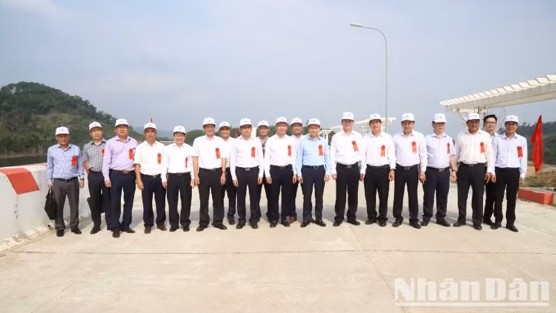 Các đại biểu chụp hình lưu niệm tại công trình Hồ chứa nước Krông Pách Thượng.