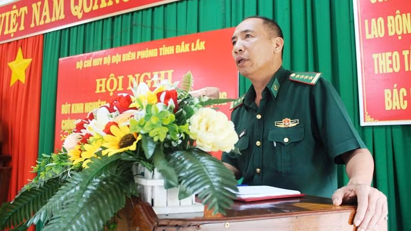 Đại tá Nguyễn Công Tuấn, Phó Chỉ huy trưởng kiêm Tham mưu trưởng Bộ đội Biên phòng tỉnh Đắk Lắk phát biểu tại Hội nghị.