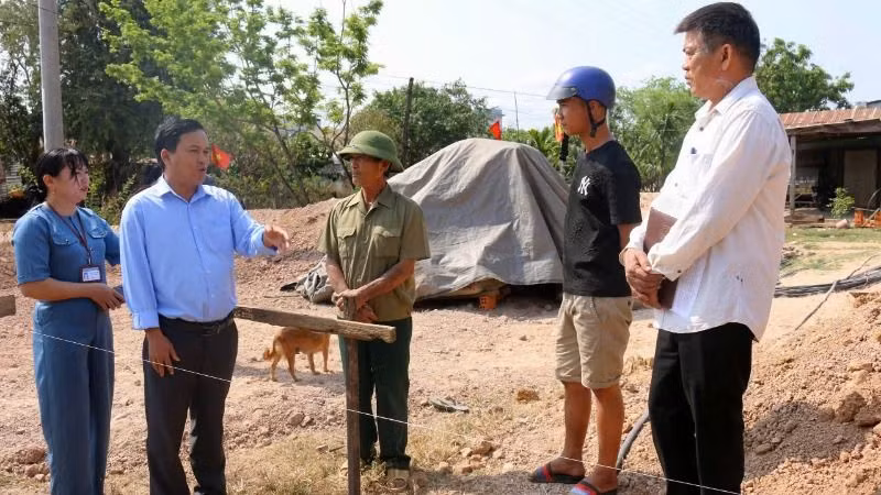 Phó Chủ tịch Ủy ban nhân dân huyện Ea Súp Nguyễn Thanh Tuấn trực tiếp kiểm tra tháo gỡ khó khăn, vướng mắc trong việc xây dựng xóa nhà tạm, nhà dột nát cho hộ nghèo.