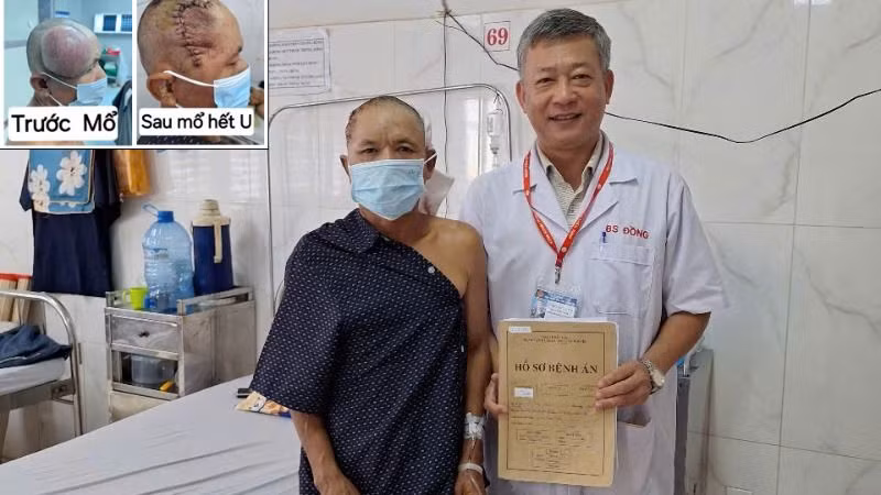 Bác sĩ chuyên khoa II Huỳnh Như Đồng, Trưởng khoa Ngoại Thần kinh - Bệnh viện đa khoa vùng Tây Nguyên với bệnh nhân sau khi được phẫu thuật khối u.