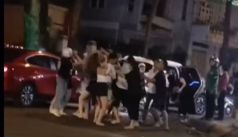 Do mâu thuẫn trên bàn nhậu nên một số cô gái đã lao vào đánh nhau gây náo loạn cả khu phố vào tối 6/6 tại thành phố Buôn Ma Thuột. 
