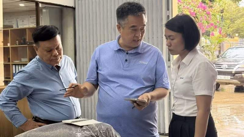 Đại diện doanh nghiệp Hàn Quốc kiểm tra lô hàng 500kg trà cascara được làm từ vỏ cà-phê đặc sản của Simexco DakLak trước khi xuất khẩu sang thị trường Hàn Quốc.