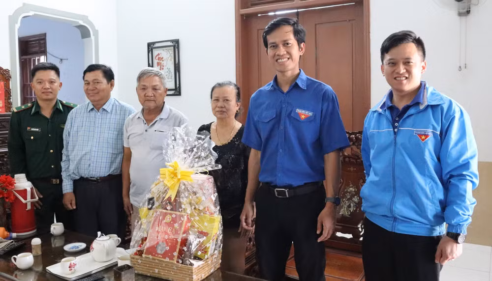 Lãnh đạo Tỉnh đoàn Đắk Lắk và Ủy ban nhân dân huyện Buôn Đôn tặng quà cho gia đình chính sách ở khu vực biên giới.