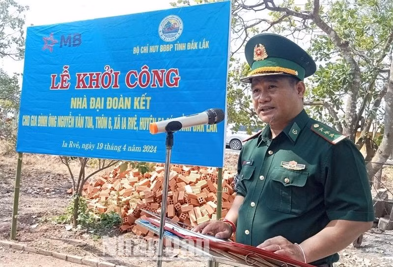 Thượng tá Rơ Lan Ngân, Phó Chính ủy Bộ đội Biên phòng tỉnh Đắk Lắk phát biểu tại lễ khởi công.