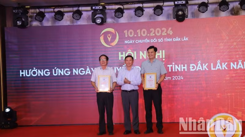 Phó Chủ tịch Thường trực Ủy ban nhân dân tỉnh Đắk Lắk Nguyễn Tuấn Hà trao giải Nhất Cuộc thi trắc nghiệm tìm hiểu về chuyển đổi số trên địa bàn tỉnh cho 2 tập thể.