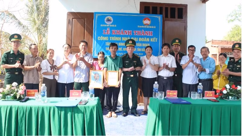 Bộ Chỉ huy Bộ đội Biên phòng tỉnh Đắk Lắk phối hợp Ủy ban Mặt trận Tổ quốc Việt Nam tỉnh Đắk Lắk và cấp ủy, chính quyền địa phương tổ chức Lễ khánh thành công trình nhà “Đại đoàn kết” tặng gia đình ông Vũ Văn Đoan tại Thôn 4, xã Ia Rvê, huyện Ea Súp.