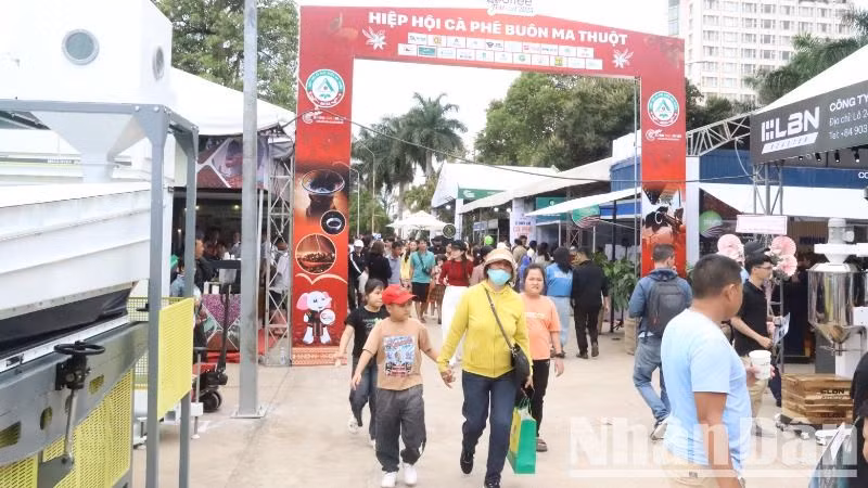 Đông đảo người dân và du khách đến thăm quan tại Hội chợ triển lãm chuyên ngành cà-phê và sản phẩm OCOP năm 2025.