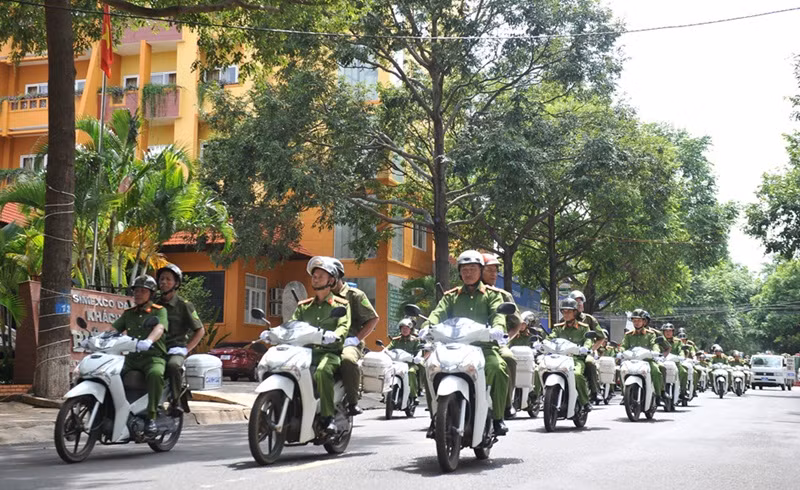 Lực lượng tham gia bảo vệ an ninh trật tự ở cơ sở tham gia diễu hành trên các tuyến phố của thành phố Buôn Ma Thuột ngay sau lễ ra mắt.