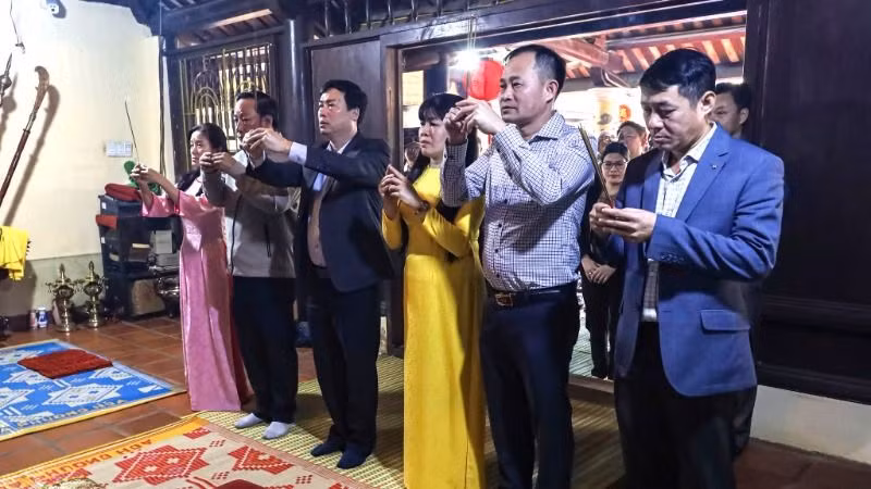 Các đại biểu dâng hương tưởng nhớ công ơn của bậc tiền hiền Phan Hộ, người đã có công lập làng, lập đình vào thuở sơ khai.