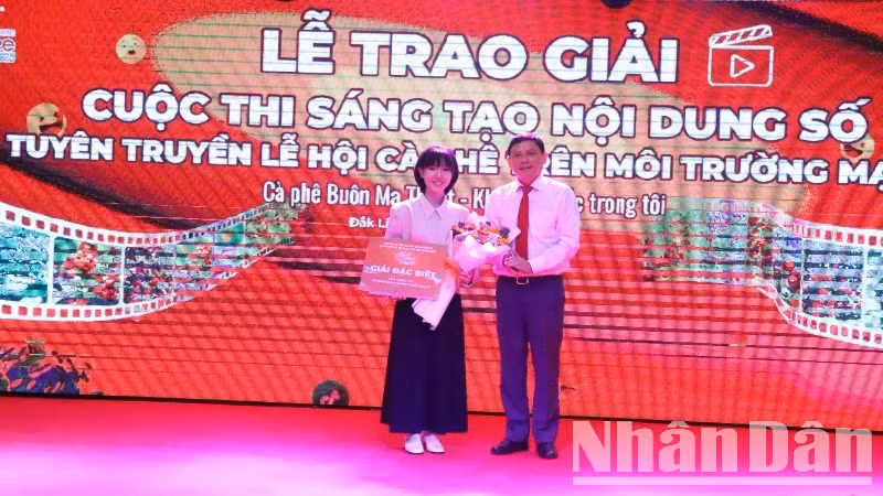 Phó Chủ tịch Thường trực Ủy ban nhân dân tỉnh Đắk Lắk Nguyễn Tuấn Hà, Trưởng Ban tổ chức Lễ hội Cà-phê Buôn Ma Thuột lần thứ 9 năm 2025 trao giải Đặc biệt cho tác phẩm “Cà-phê - điểm tựa của những giấc mơ” của tác giả Phạm Phương Uyển.
