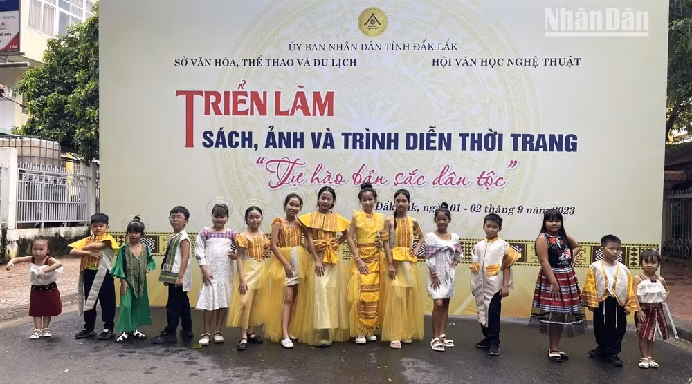 Các em thiếu niên các dân tộc trong tỉnh tham gia trình diễn thời trang “Tự hào bản sắc dân tộc” tại triển lãm và trình diễn thời trang, tạo không khí vui tươi, phấn khởi chào mừng Lễ quốc khánh 2/9.