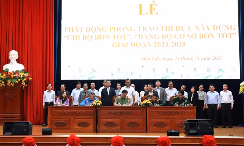 Đại diện 20 đảng bộ trực thuộc Tỉnh ủy Đắk Lắk đã ký kết giao ước thi đua xây dựng “chi bộ bốn tốt”, “đảng bộ cơ sở bốn tốt” giai đoạn 2023 - 2028.