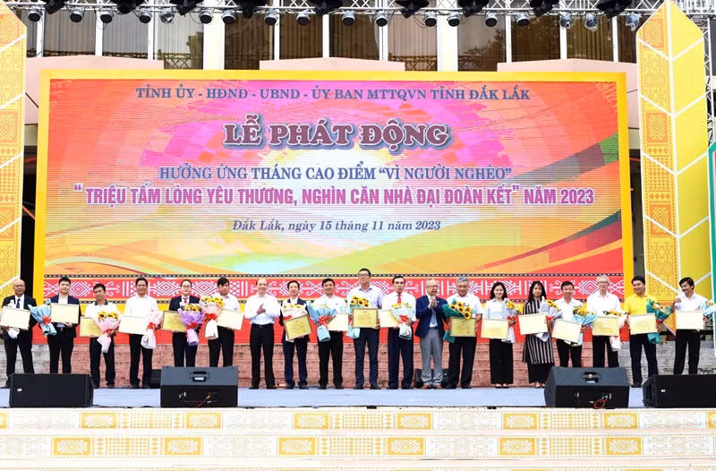 Lãnh đạo Ủy ban nhân dân tỉnh Đắk Lắk tặng hoa cảm ơn các tổ chức, doanh nghiệp, mạnh thường quân, nhà hảo tâm ủng hộ Quỹ "Vì người nghèo" của tỉnh.