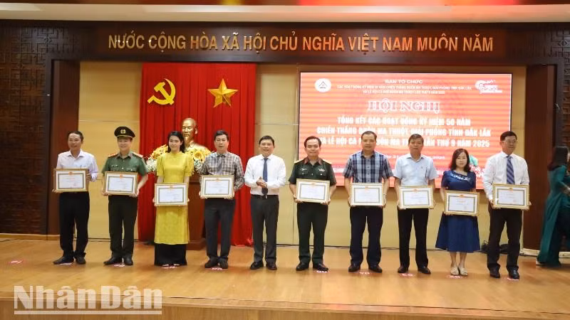 Trao tặng Bằng khen của Chủ tịch Ủy ban nhân dân tỉnh Đắk Lắk cho 18 tập thể có thành tích xuất sắc trong phong trào thi đua đặc biệt kỷ niệm 50 năm Chiến thắng Buôn Ma Thuột, giải phóng tỉnh Đắk Lắk.