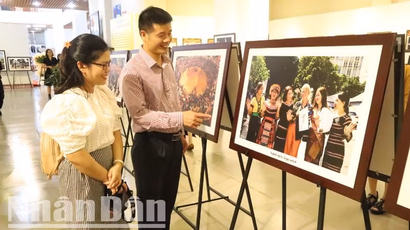 Cán bộ và nhân dân tỉnh Đắk Lắk hết sức phấn khởi khi thăm quan triển lãm. Cán bộ và nhân dân tỉnh Đắk Lắk hết sức phấn khởi khi thăm quan triển lãm.