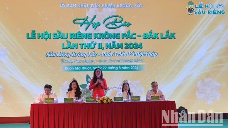 Phó chủ tịch Ủy ban nhân dân huyện Krông Pắc Ngô Thị Minh Trinh trả lời câu hỏi của các nhà báo tại buổi họp báo.