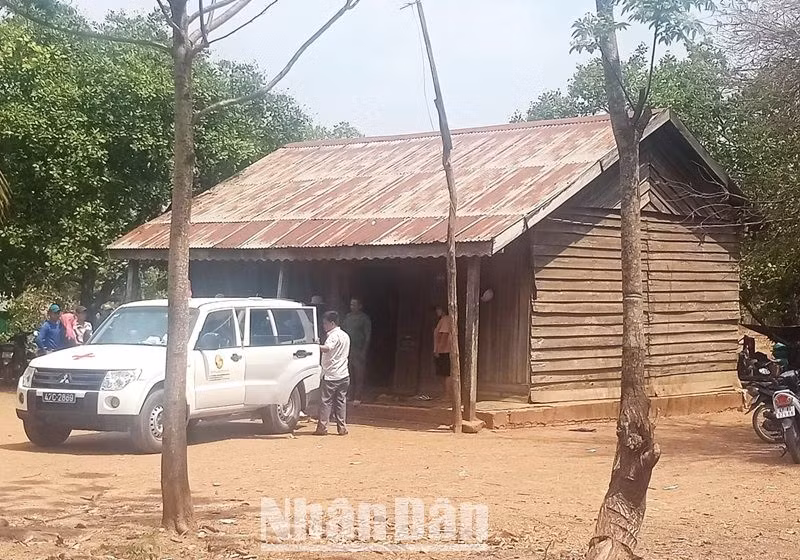 Xe của bệnh viện đưa thi thể em H.B.A.Y. về nhà.