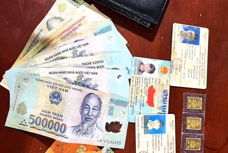 Các giấy tờ và tài sản trong chiếc ví do anh Lê Nhật Long đánh rơi.