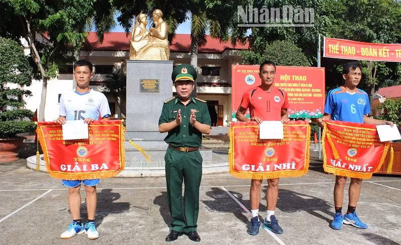 Đại tá Đào Viết Hùng, Chỉ huy trưởng Bộ đội Biên phòng tỉnh Đắk Lắk trao tặng Cờ giải Nhất, Nhì, Ba cho các đội bóng chuyền Bộ đội Biên phòng tỉnh Đắk Lắk, Quảng Nam, Đắk Nông.