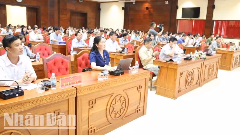 Các đại biểu dự buổi tiếp xúc cử tri.